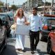 noivos em ensaio pré-wedding no semáforo