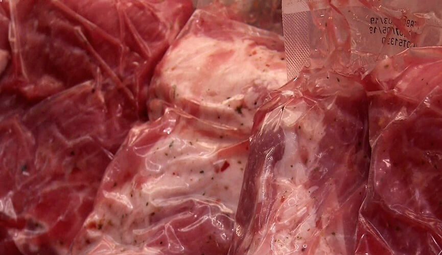carne embalada à vácuo com pedaços de plástico