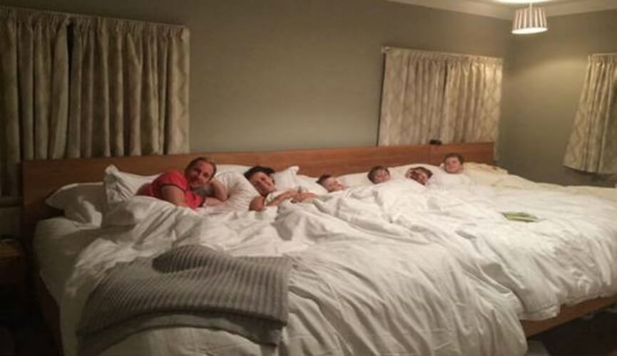 Casal dorme com todos filhos na mesma cama