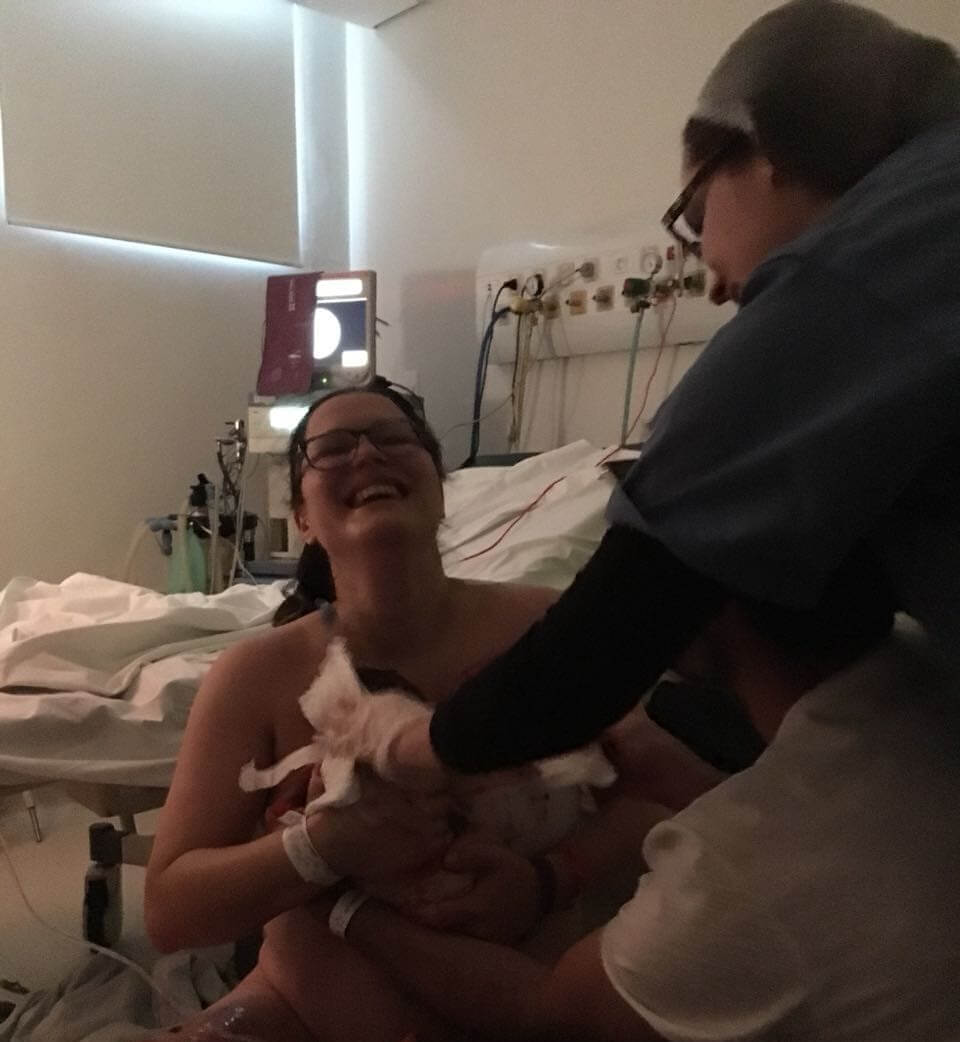 Com a ajuda da Dra. Camila e da enfermeira Nelly, Lavínia nasceu nas mãos do pai, seguindo para o colo da mãe. Foto: Arquivo Pessoal