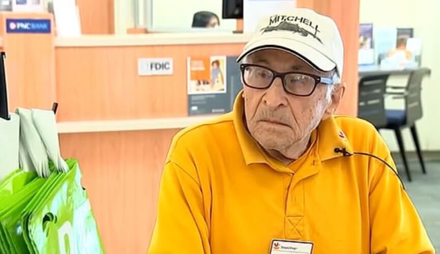 Idoso de 97 anos trabalha em supermercado