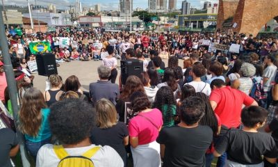 Professores e alunos protestam contra cortes de Bolsonaro na Educação