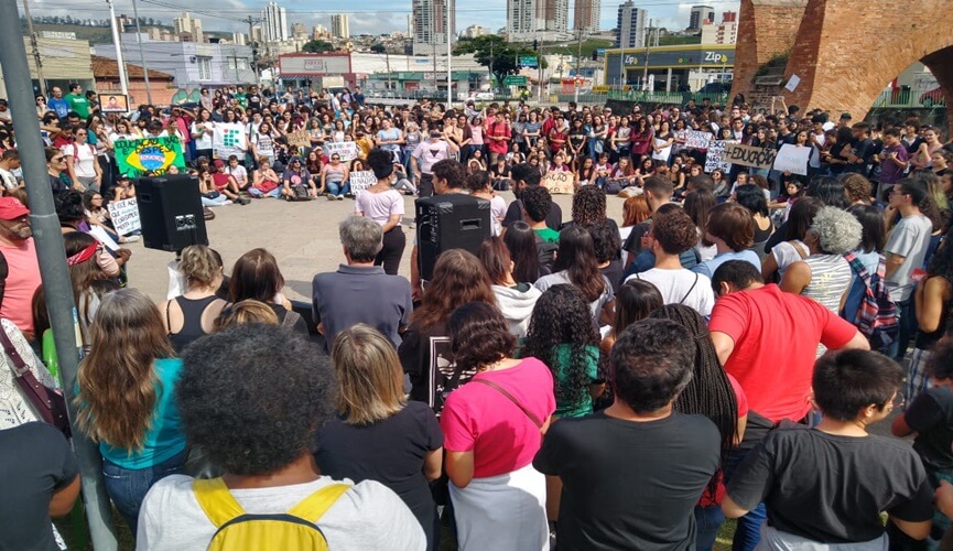 Professores e alunos protestam contra cortes de Bolsonaro na Educação