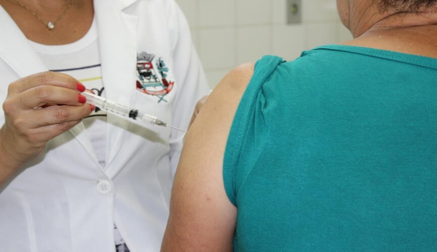 Enfermeira aplicando a vacina
