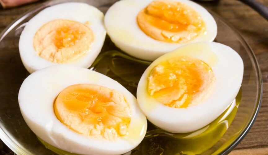 Comer um ovo antes de beber e outro no dia seguinte evita ressaca, diz  nutricionista