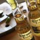Corona adere campanha contra poluição do mar e distribui cerveja