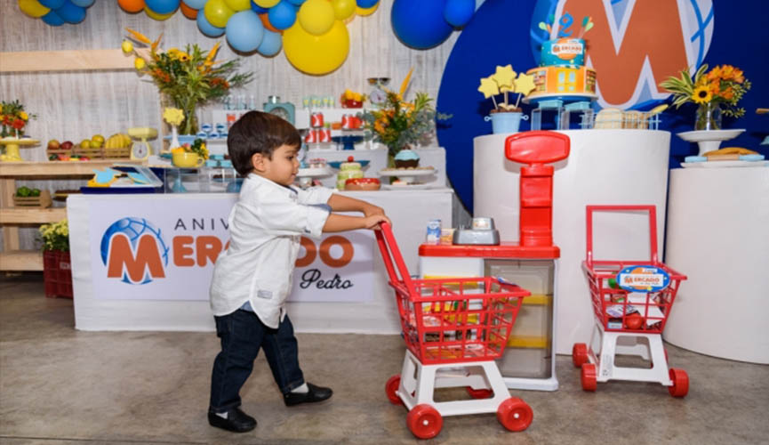 Criança apaixonada por supermercado ganha festa de aniversário temática