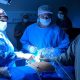 Médicos operam feto
