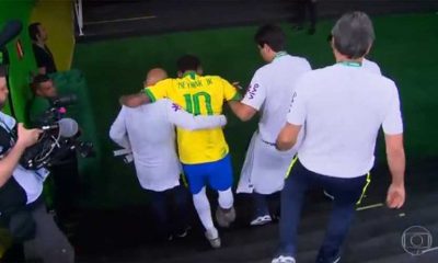 Neymar sai do amistoso com gelo no tornozelo e chorando