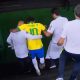 Neymar sai do amistoso com gelo no tornozelo e chorando