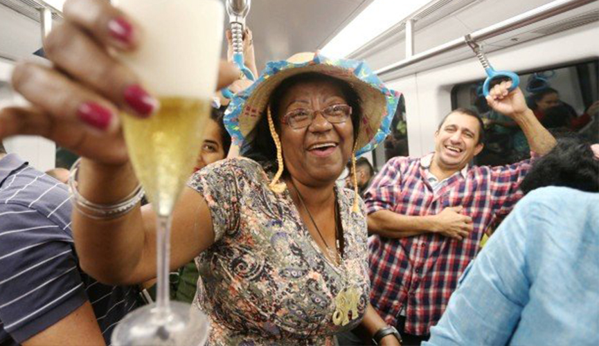 Passageiros fazem festa no metrô todos os dias
