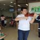 Violinista toca músicas para pacientes do Hospital Universitário