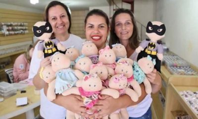 Voluntárias criam bonecos carequinhas para crianças com câncer