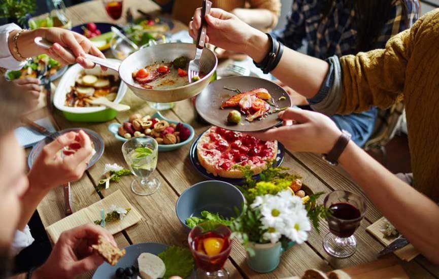 Almoço em família de domingo fortalece laços familiares, diz psicóloga