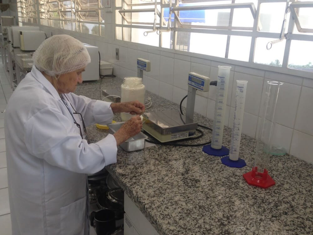 Dona Luísa durante sua aula no laboratório (Foto: Tribuna de Jundiaí)