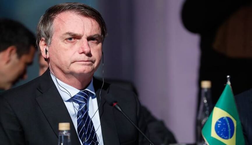 Bolsonaro chama de “idiota” pergunta sobre carona de parentes em helicóptero da FAB