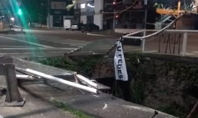 Carro desgovernado cai no córrego da avenida 9 de Julho