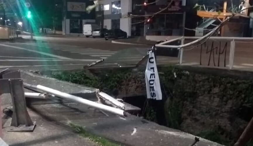 Carro desgovernado cai no córrego da avenida 9 de Julho