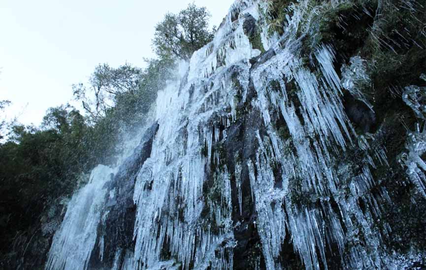 Cascata permanece congelada há quatro dias na Serra catarinense