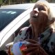 Com 93 anos, Dona Coceição empina pipa e faz sucesso na internet