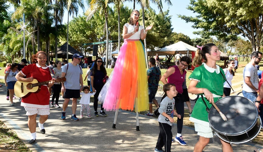 Contação de histórias reúne famílias no Parque da Cidade