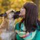 Donos de cães estão dando mais beijos nos pets do que nos parceiros, segundo pesquisa