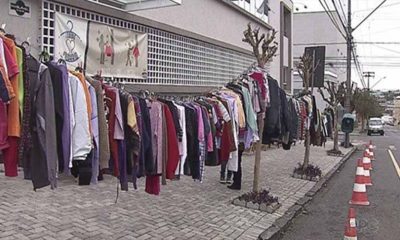 Escola cria varal solidário para ajudar quem não pode comprar roupas de inverno