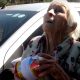 Idosa de 93 anos que viralizou por soltar pipa diz que está -adorando ser famosa-