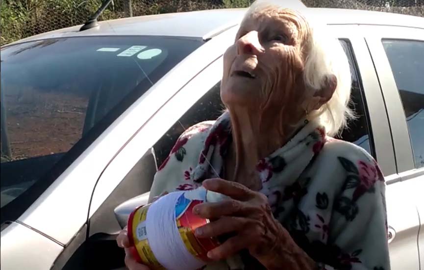 Idosa de 93 anos que viralizou por soltar pipa diz que está -adorando ser famosa-