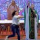 Mulher empurra Padre Marcelo Rossi de alta durante missa