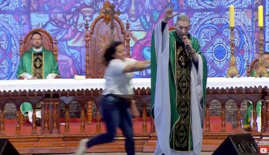 Mulher empurra Padre Marcelo Rossi de alta durante missa