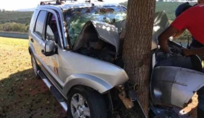 Mulher morre ao bater em árvore dentro de condomínio em Itatiba