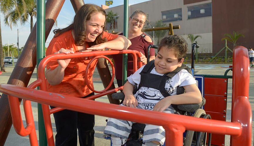 Nova praça de Jundiaí tem brinquedo para crianças com deficiência