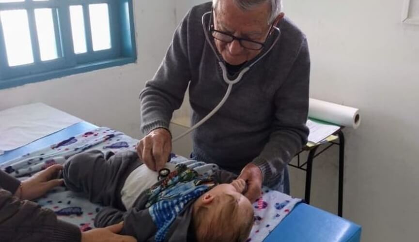 Pediatra de 92 anos atende crianças de graça “ser médico é isso”