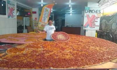 Pizzaria no Guarujá prepara pizza gigante de 5 metros para exposição
