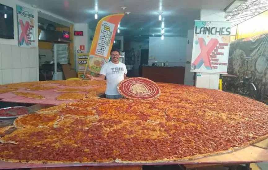 Pizzaria no Guarujá prepara pizza gigante de 5 metros para exposição