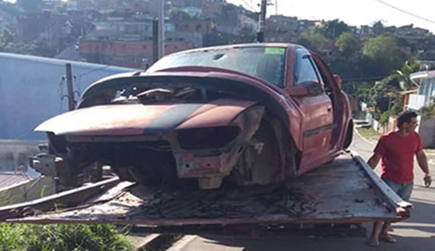 Várzea Paulista recolhe veículos abandonados em vias públicas