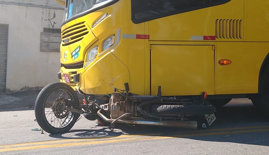 Motociclista bate em ônibus