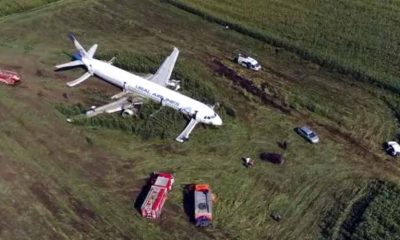 Avião com mais de 200 a bordo faz pouso de emergência em milharal após colidir com pássaros na Rússia