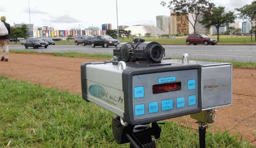 Bolsonaro determina suspensão de uso de radares móveis em rodovias federais