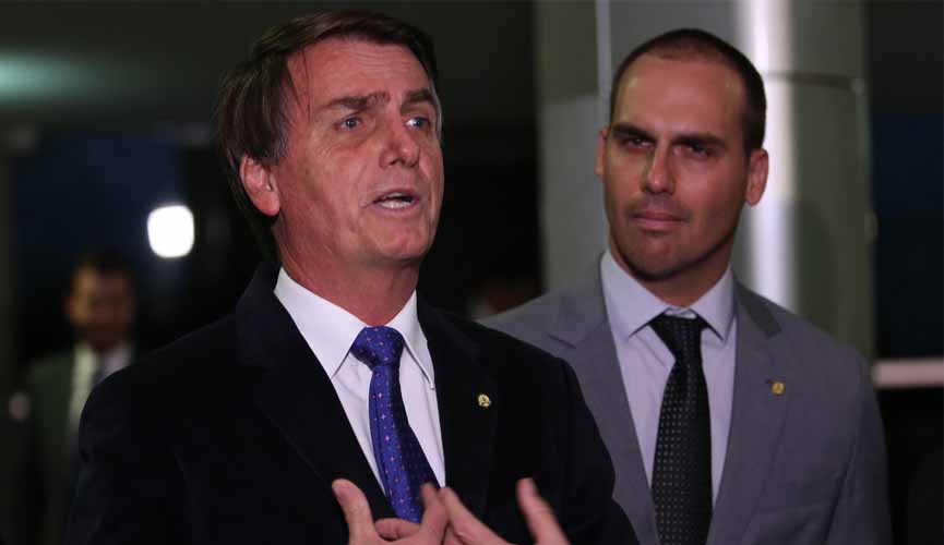 Bolsonaro diz que hipocrisia chamar ida de Eduardo para embaixada como nepotismo
