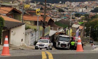 Caminhão invade muro de residência em Várzea Paulista