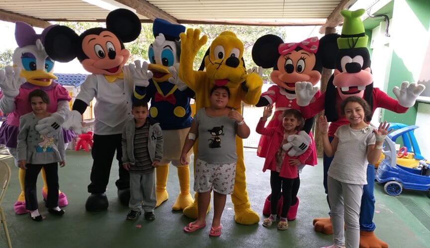 HU recebe visita de personagens da Disney e pacientes ficam encantados