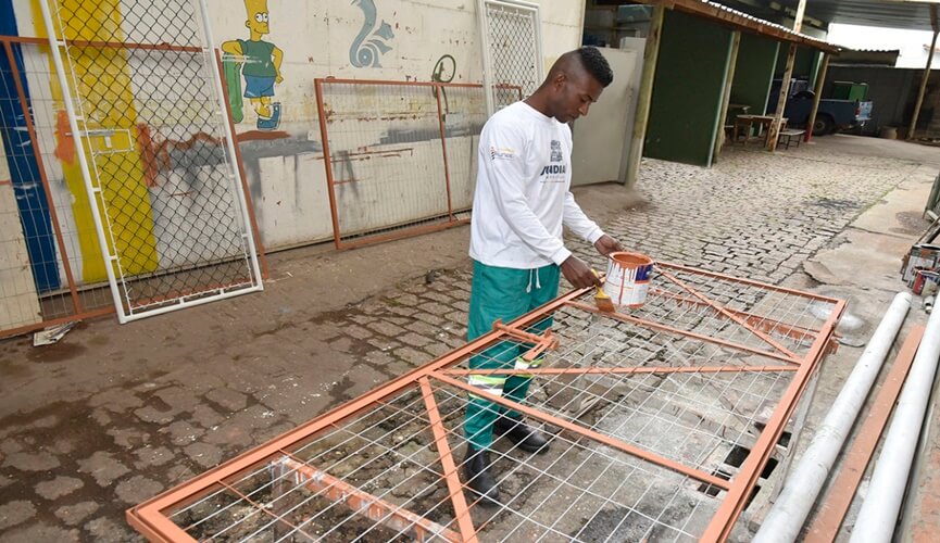 Detentos do semiaberto fazem trabalhos de manutenção em Jundiaí