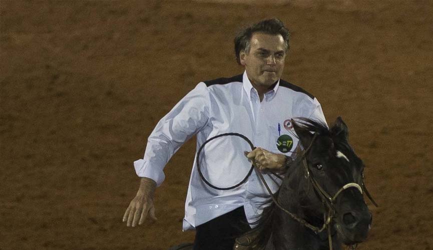 Em festa de peão, Bolsonaro assina decreto a favor de rodeios