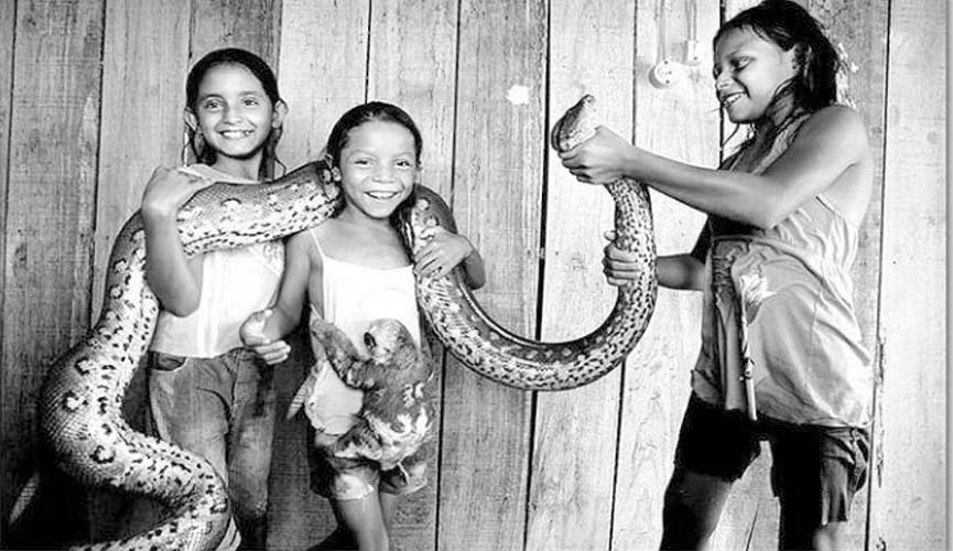 Fotógrafo de Jundiaí captura irmãs ribeirinhas com seus 'animais de estimação'