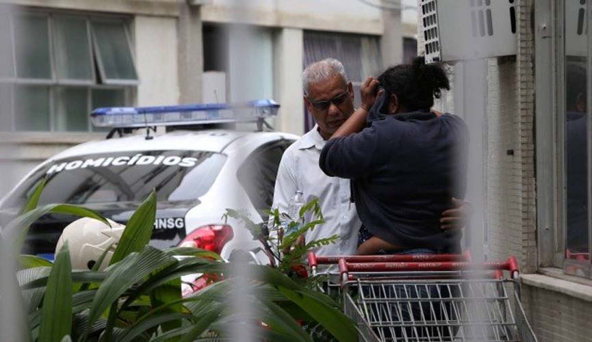 Mãe de sequestrador de ônibus é consolada por pai de vítima