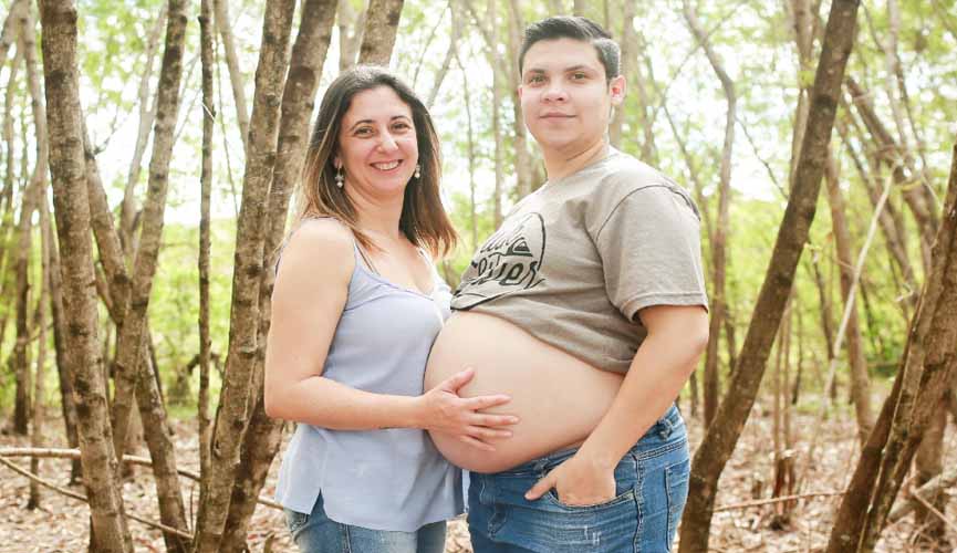 Pai decide ficar 'grávido' e bebê deve nascer em setembro