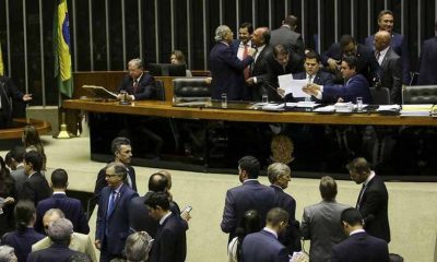 Veto de Bolsonaro cai e fake news dá até 8 anos de cadeia no Brasil
