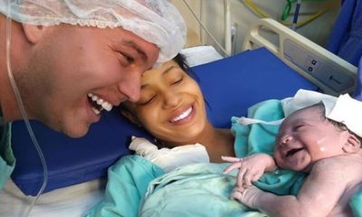 ‘Reconhece a voz’: bebê sorri para pai após parto e foto viraliza na internet